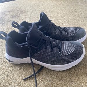 Womens size 8 metcon training shoe